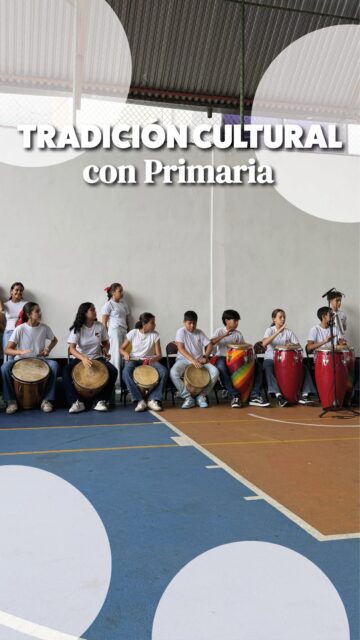 Nuestros alumnos de Primaria se unieron el día de hoy con mucha felicidad para celebrar nuestro Patrimonio Cultural de la Humanidad, la Fiesta de San Juan Bautista, una de las tradiciones folclóricas más populares de nuestro país. Entre los tambores, cantos y pañuelos, llenaron cada rincón de alegría, conectándose con nuestras raíces. Para nuestra comunidad, promover y celebrar estos eventos culturales es fundamental. 🪘✨
Expresamos nuestro agradecimiento a los profesores de música, cuya gran labor y dedicación hicieron que este evento brillara con tanta excelencia y ritmo. Felicitamos a cada uno de nuestros alumnos por su participación tan entusiasta y su entrega en cada canción. Gracias por regalarnos esta maravillosa jornada. 🦁🫆
#FiestaDeSanJuanBautista #UNESCO #CSLC #ColegioSantiagoDeLeón #ColegiosEnCaracas