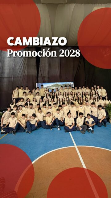 El tiempo pasa rápido y ayer lo confirmamos al ver a nuestra Promoción 2028 unida, viviendo cada segundo de su esperado Cambiazo. Dejar atrás la camisa azul y abrazar el beige no es solo un cambio de uniforme; es el recordatorio de que están entrando a sus últimos años escolares. Qué orgullo verlos crecer y convertirse en el gran grupo que hoy nos regala un hermoso recuerdo: rostros felices, listos para un nuevo reto. ¡Felicidades, muchachos, este logro es suyo! ✨👏🏻
Una tradición tan mágica y llena de emociones solo se logra cuando la comunidad camina de la mano. Queremos agradecer profundamente a las madres organizadoras, quienes con infinito amor cuidaron cada detalle para que todo fuera perfecto; a las familias por estar presentes y a todo nuestro personal institucional por hacer que este evento brillara. Gracias por regalarle a nuestros estudiantes un recuerdo que llevarán grabado para siempre. ¡Bienvenidos a su nueva etapa, Promoción 2028! 🦁⭐️
#Cambiazo #TradicionesSantiagueñas #CSLC #ColegioSantiagoDeLeón #ColegiosEnCaracas